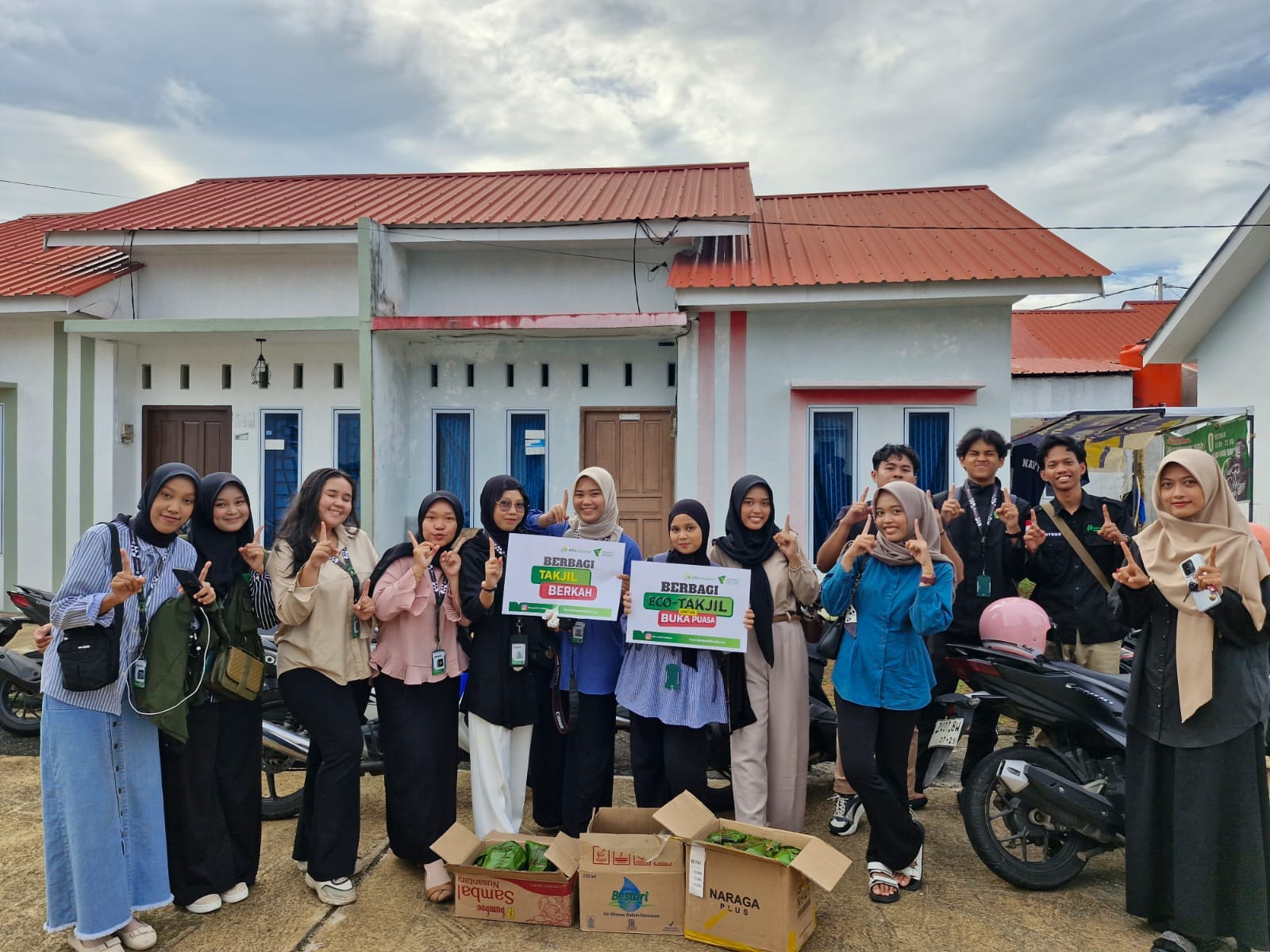 Dompet Dhuafa Volunteer Tanjung Pinang Bagikan Sahur Berkah dan Eco Takjil