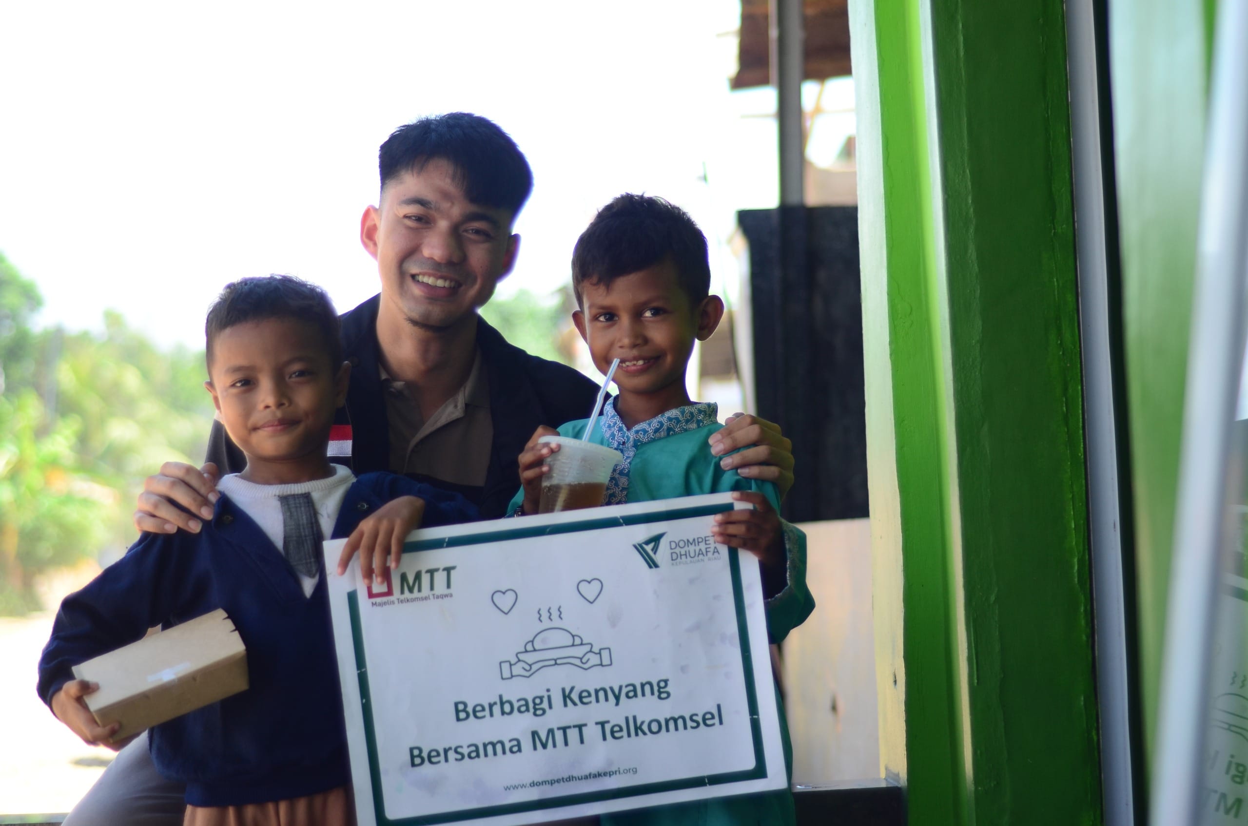 Sinergi Jumat Berkah, Majelis Telkomsel Taqwa dan Dompet Dhuafa Kepri Salurkan 70 Paket Nasi Kotak di Masjid Al-Ikhlas Kebun Taman Yasmin